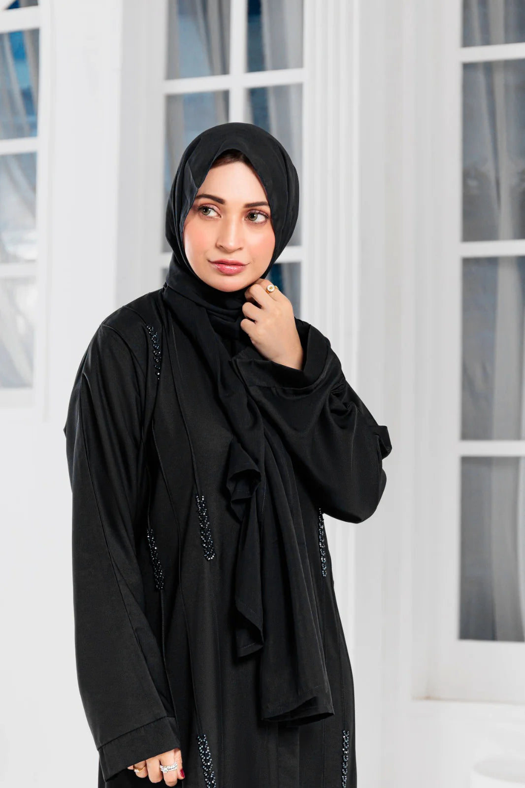 Black Beads Abaya – 5 Reasons It’s a Must-Have Luxury