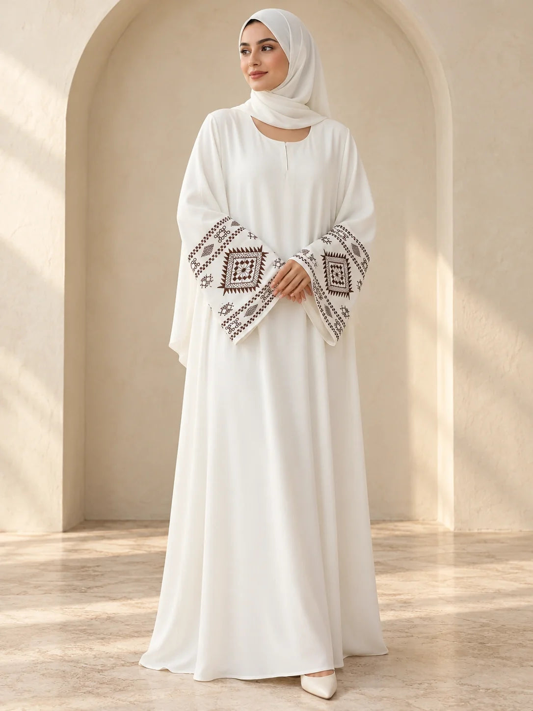 Rimaz Abaya in White / Brown